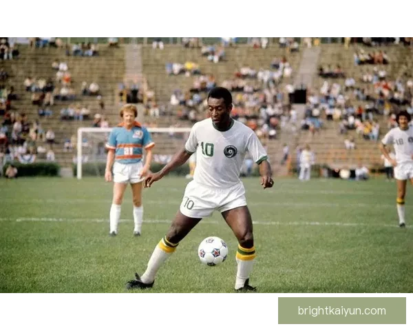 贝利传奇：世界杯三冠王展现伟大足迹，影响力备受关注